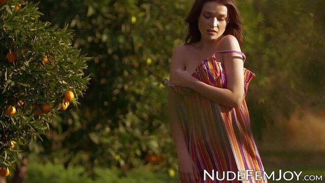 All natural babe Serena J teases with her perfect naked body